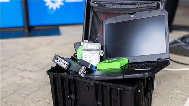 Polizei liest Unfalldaten aus – Ministerin will Ausbau Geräte zum Auslesen von Unfalldaten, dazu Adapter für verschiedene Fahrzeugmodelle: Die Kiste des Verkehrsunfalldienstes zeigt, wie vielfältig die Technik hinter der Blackbox sein kann.