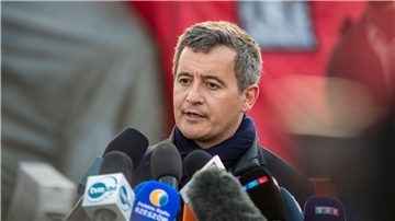 Gérald Darmanin, Innenminister von Frankreich, dankt den Helfern nach einem Angriff in Paris.