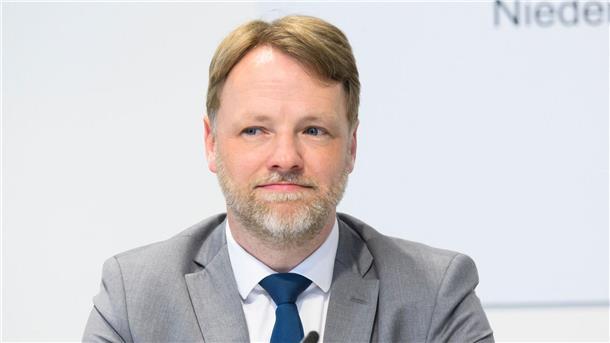 Weitere Tilgung von Corona-Sondervermögen Gerald Heere (Bündnis 90/Die Grünen), Finanzminister Niedersachsen, sitzt in der Landespressekonferenz im Landtag.