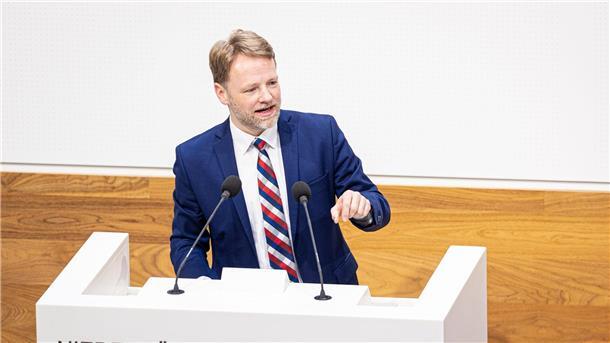 Gerald Heere (Bündnis 90/Die Grünen), Finanzminister von Niedersachsen, spricht im Landtag.
