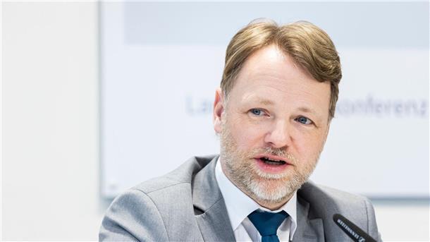 Heere legt Ergebnisse der Frühjahrs-Steuerschätzung vor Gerald Heere (Bündnis 90/Die Grünen), Finanzminister von Niedersachsen, spricht auf einer Pressekonferenz.