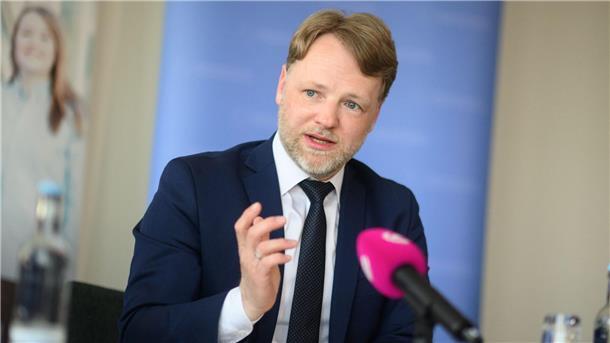 Finanzminister stellt Steuerschätzung für Niedersachsen vor Gerald Heere (Grüne), Finanzminister Niedersachsen, spricht bei einer Pressekonferenz.