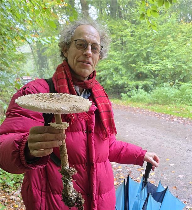 NABU Bremervörde-Zeven lädt wieder zur Pilzexkursion ein Ein Mann hält einen großen Pilz in die Höhe.