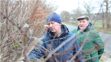 Gerd Hillmann aus Frelsdorf und Fritz Beinker von der Norddeutschen Landschaftspflegeschule nehmen in Geestenseth die Wallhecken unter die Lupe.