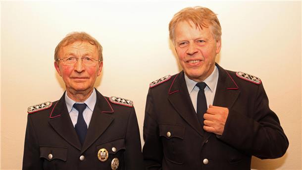 Gerd Röper (links) und Jürgen Glade sind zwei ehemalige Ortsbrandmeister, die in ihrer aktiven Zeit jeder fünfzig Jahre lang die Geschicke der Freiwilligen Feuerwehr Uthlede entscheidend mit gelenkt haben.