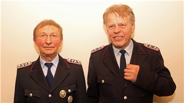 Gerd Röper (links) und Jürgen Glade sind zwei ehemalige Ortsbrandmeister, die in ihrer aktiven Zeit jeder fünfzig Jahre lang die Geschicke der Freiwilligen Feuerwehr Uthlede entscheidend mit gelenkt haben.