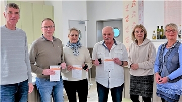 Gerd Timmermannn (links), Kerstin Ludwig (rechts) und Tanja Thielemann (Zweite von rechts) ehrten unter anderem langjährig Aktive wie Reinhard Abel (Dritter von rechts), Petra Kück und Ummo Jürgens.