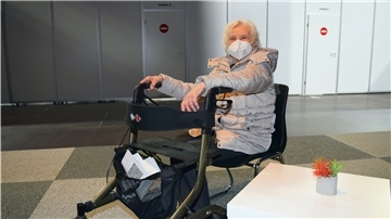 Gerda Nitschke erholt sich nach ihrer Corona-Impfung im Ruheraum des Impfzentrums.