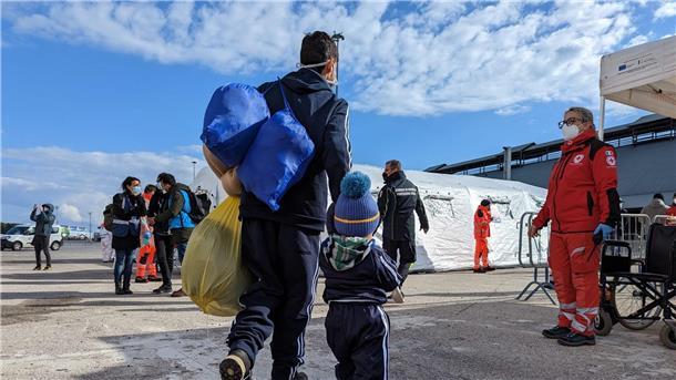 Rettungsschiff bringt 339 Bootsmigranten nach Italien Gerettet: Insgesamt 440 Bootsmigranten waren vor Malta in Seenot geraten - die „Geo Barents“ nahm sie auf.