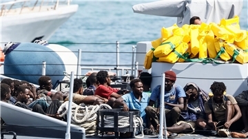 Gerettete Migranten auf einem Boot im Hafen der Insel Lampedusa.