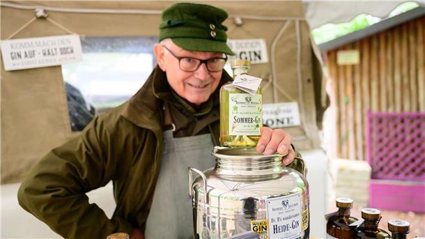 Wacholder-Gin und „FrikHEIDElle“ bei der 2. Heidjer.ART Gerhard Bosselmann zeigt seinen Sommer-Gin, der unter anderem aus Heidekrautblüten besteht.