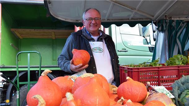 Gerhard Gonska verkauft seit mehr als 40 Jahren auf Wochenmärkten. Auf dem Nordenhamer Markt fühlt er sich allerdings nicht mehr rundherum wohl. Mit der Kundschaft ist er sehr zufrieden, doch die Corona-Kontrollen durch Ordnungsamt und Polizei haben ihm nicht gefallen.