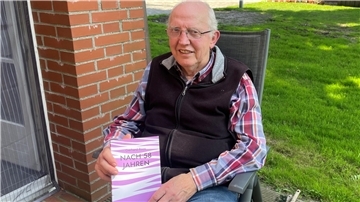 Mann mit Buch