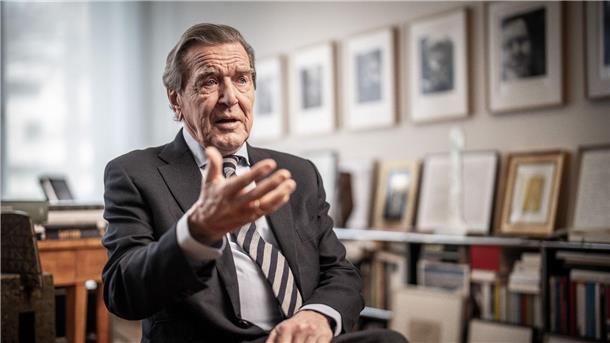 Schröder verteidigt Freundschaft zu Putin: Kreml erfreut Gerhard Schröder, Bundeskanzler von 1998 bis 2005, aufgenommen in seiner Kanzlei.