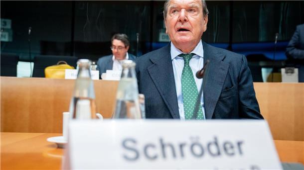 Schröder und Chrupalla bei russischem Empfang Gerhard Schröder (SPD) spricht.