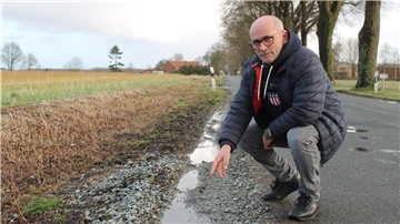 Gerhard Tienken setzte sich fast 30 Jahre lang als SPD-Politiker für die Menschen im Landkreis ein. Hier etwa für die Kreisstraße 42 zwischen Brunshausen und Stubben.