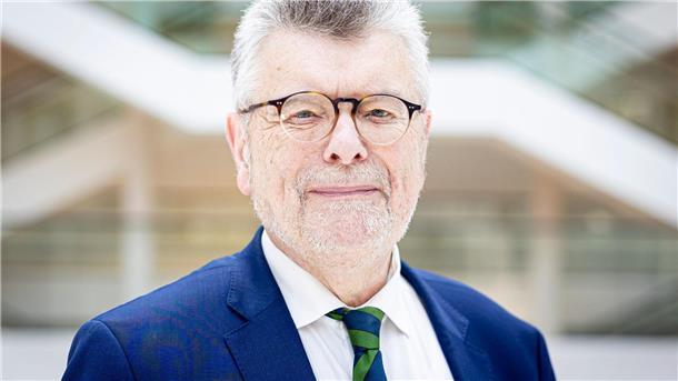 Gerhard Wegner, neuer niedersächsischer Antisemitismusbeauftragter, steht im Landtag.