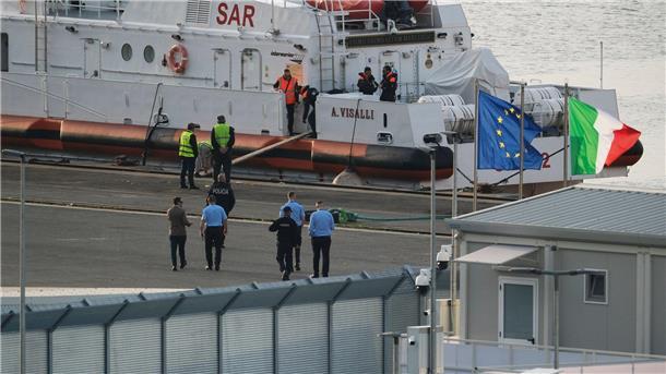 Italien zieht Personal aus Flüchtlingslagern in Albanien ab Gerichte hoben zweimal hintereinander die Inhaftierung von Migranten in den albanischen Lagern auf, nachdem sie zuvor von den Behörden auf dem Weg nach Europa im Mittelmeer gestoppt worden waren. (Archivbild)