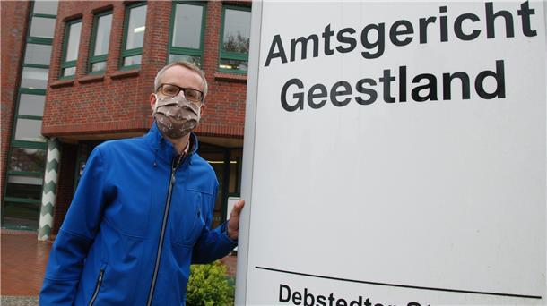Gerichtsdirektor mit Mundschutz: Axel Döscher zeigt, wie ab Montag, 4. Mai, der Alltag am Gericht wieder startet.