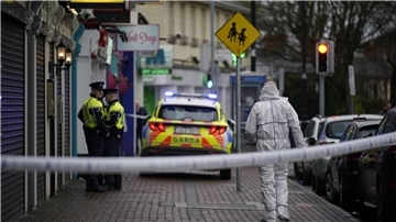 Gerichtsmediziner und Polizisten am Tatort - ein Restaurant im Vorort Blanchardstown.