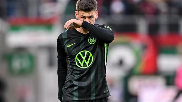 Geriet mit Stürmer Mohamed Amoura aneinander: VfL Wolfsburgs Joakim Maehle.