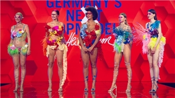Germany’s Next Topmodel – by Heidi Klum mit Xenia (r.) aus Loxstedt.