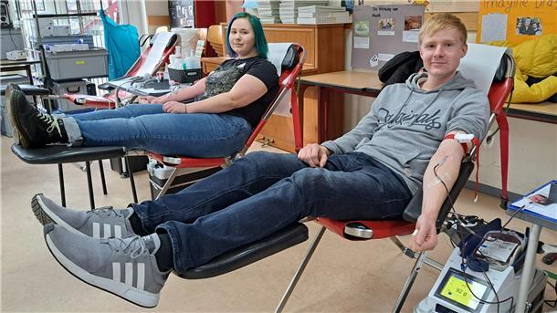 Gerrit Ficke aus Sandstedt und Emily Fricke aus Bremen spenden Blut in der Waldschule Hagen. 