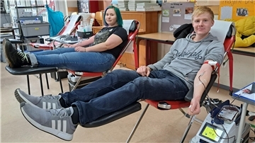 Gerrit Ficke aus Sandstedt und Emily Fricke aus Bremen spenden Blut in der Waldschule Hagen. 