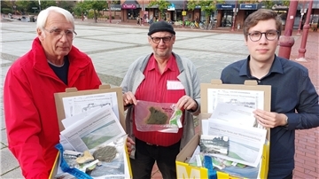 Gert Rosenbohm, Albert Mumme und Mirko Baacke (von links) vom Aktionsbündnis gegen die Weservertiefung mit den Paketen, die sie nach Hannover geschickt haben.