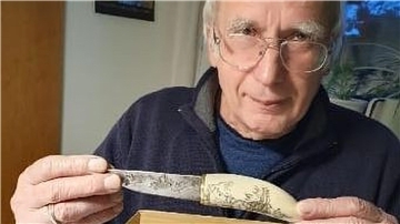 Messer-Verzierungen aus Nordenham für Fatih Akins Film „Amrum“ Gert Rosenbohm mit einem der Messer mit einer Scrimshaw-Verzierung.