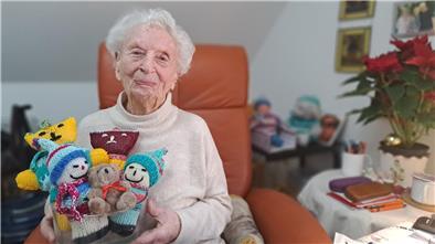 Gertrud Berger aus Beverstedt lässt an ihrem 102. Geburtstag die Puppen tanzen, die sie selbst immer noch gern strickt.