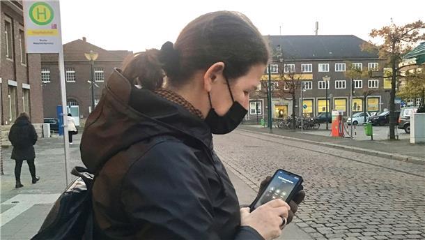 Gertrude Dyla ist kurz nach 7 Uhr mit dem Zug aus Bremen gekommen, wie jeden Morgen. Und sie verzweifelt, weil kein Bus fährt.