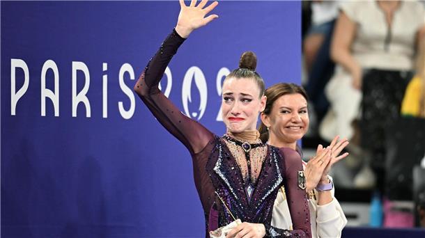 Rampenlicht und Eiffelturm: Gold-Gymnastin im Genuss-Modus Gerührt über Olympia-Gold: Darja Varfolomeev und Trainerin Yuliya Raskina.