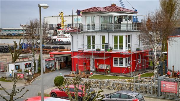Gerüstbauer Bassenberg hat aus einem gewöhnlichen Einfamilienhaus den Hingucker am Lohmanndeich kreiert.