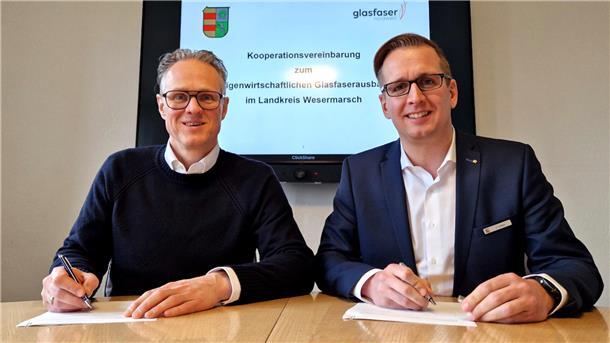 Zwei Männer unterschreiben etwas