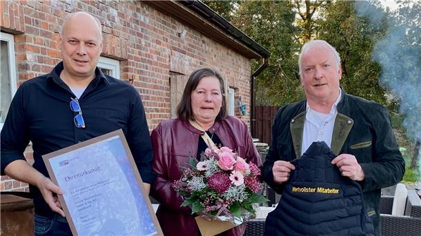 Geschäftsführer Jens Oetjen (links) bedankte sich mit vielen Geschenken bei Udo Poppe (mit Ehefrau ) für dessen 47-jährige Treue zum Unternehmen. Foto: Oetjen