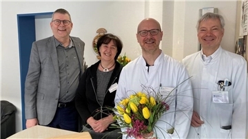 Geschäftsführer Jörn Wessel (links), Chefarztsekretärin Sibylle Ludewig und Ärztlicher Direktor Prof. Dr. Reinhard Kiefer (rechts) gratulieren Dr. Nils-Kristian Dohse zur Leitung der Klinik für Plastisch-Ästhetische Chirurgie, Handchirurgie.