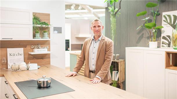 Küchenhaus Meyerhoff: Expansion mit neuem Showroom und Outlet Ein Mann lehnt an einer Küche