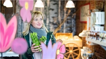 Geschäftsführerin Judith Werner vom gleichnamigen Deinster Spargelhof mit dem frisch eingetroffenen grünen Spargel in ihrem Loxstedter Hofladen.