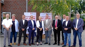 Geschäftsstellenleiter Thorsten Büthe (links) und Amtsgerichtsdirektor Jürgen Haller (Mitte) mit Gästen aus Justiz, Polizei und Verwaltung