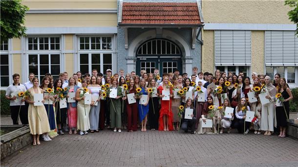 Diese jungen Leute haben am Nordenhamer Gymnasium das Abi geschafft Junge Leute mit Sonnenblumen in den Händen. Es handelt sich um die Abiturienten des Nordenhamer Gymnasiums.