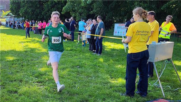 Ein Läufer beim Zieleinlauf.
