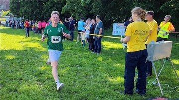 Ein Läufer beim Zieleinlauf.