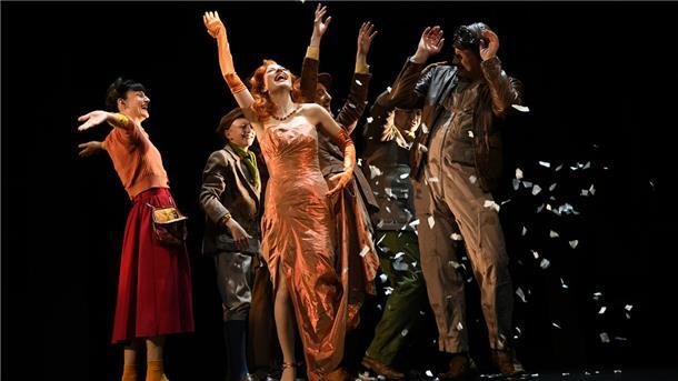 Geschafft: Die Liste mit den Namen der Widerstandskämpfer fliegt als Konfetti durch die Luft. Die Nazis haben sie nicht erhalten, dank der Schauspieltruppe mit (v. li.) Marsha B. Zimmermann (Anna), Laurenz Konstantin Koch (junger Grünberg), Julia Lindhorst-Apfelthaler (Maria Tura), Alexander Smirzitz (Dowasz), Frank Auerbach (Rowicz), Marc Vinzing (Stanislaw Sobinsky).