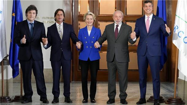 Geschafft: EU-Kommissionschefin Ursula von der Leyen und die Präsidenten der Mercosur-Staaten Argentinien, Uruguay, Brasilien und Paraguay erklären die Verhandlungen über den Freihandelsdeal für abgeschlossen.
