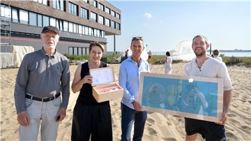 Geschenke zum Abschied (von links): Uwe Heitmann vom Verein Kunst und Nutzen, Kulturamtsleiterin Dorothee Starke, Stadtrat Michael Frost und Stipendiat Tomas Kleiner.