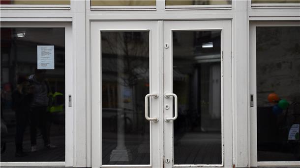 HDE: Vermieter sollen Läden bei Mieten entgegenkommen Geschlossen sind die Türen der früheren Filiale eines Drogeriemarktes.
