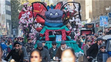 Geschmückte Festwagen fahren beim Freimarktsumzug in Bremen durch die Stadt.