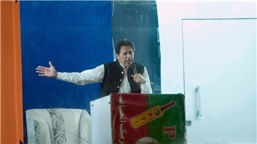 Geschützt durch eine kugelsichere Barriere spricht Imran Khan, ehemaliger Premierminister von Pakistan, während einer Kundgebung.  Khan ist wegen Ermittlungen in einem Korruptionsverfahren in Islamabad verhaftet worden.