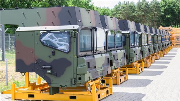 Rheinmetall liefert 1500 Militär-Lastwagen an Bundeswehr Geschützte Fahrerkabinen für Logistikfahrzeuge der HX-Serie im Rheinmetall-Werk Unterlüß. Der Rüstungskonzern liefert 1515 Militär-Lastwagen an die Bundeswehr.